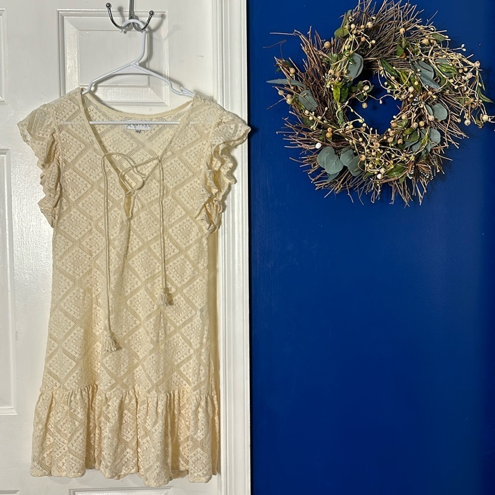NWOT Women’s Amiani Cream Colored Lace Flutter Sleeve Dress/Cover Up Size M